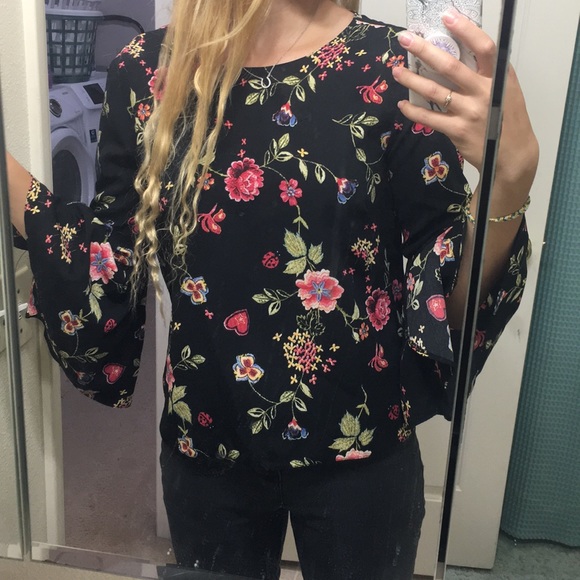 Timing Tops - Black floral flowy shirt
